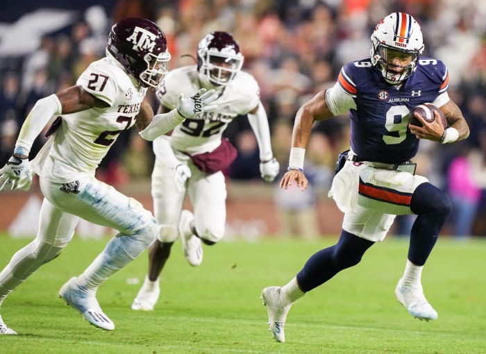 Robby Ashford (9) carries during the football game between the Texas A&M Aggies and the Auburn Tigers at Jordan Hare Stadium in Auburn, AL on Saturday, Nov 12, 2022. Austin Perryman/Auburn Tigers